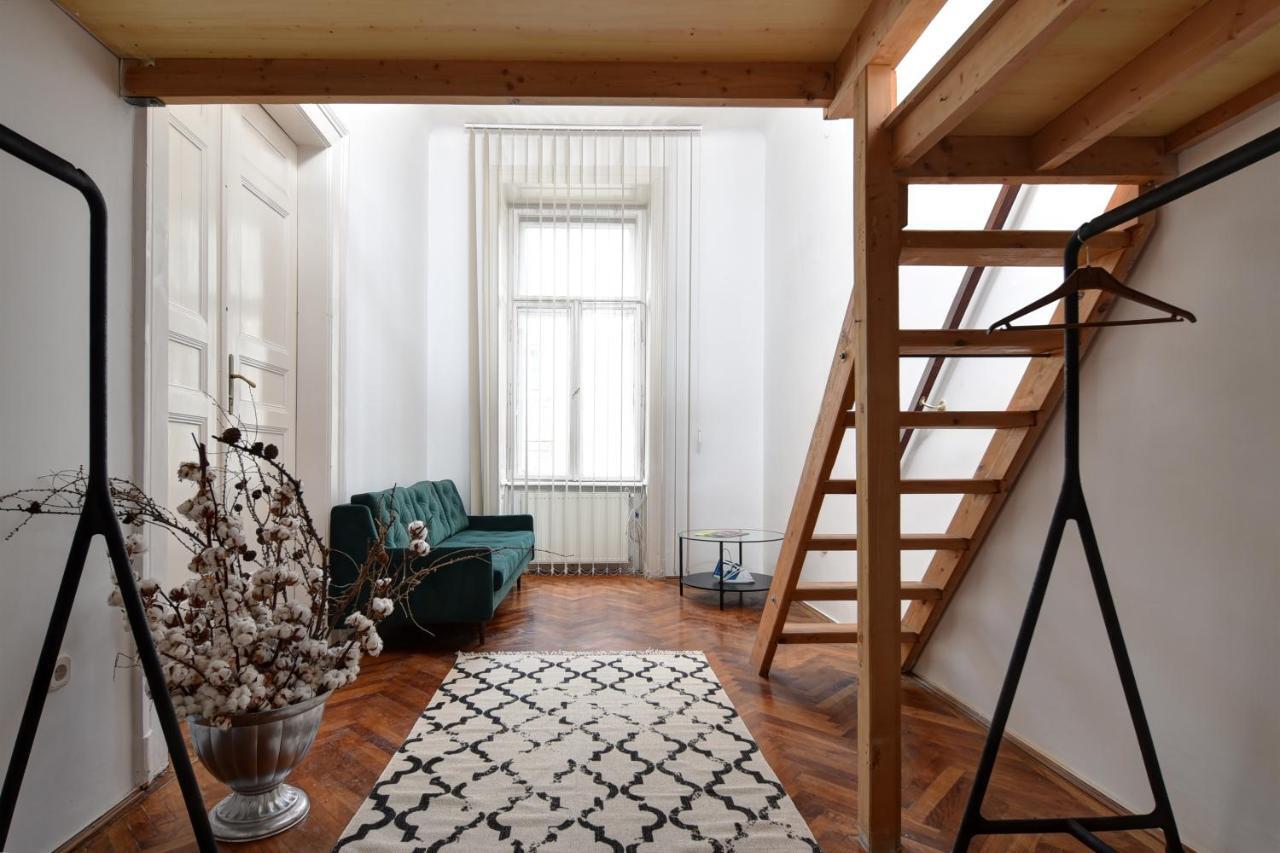 Bg Kaldy Gyula Studio's * Budapeszt